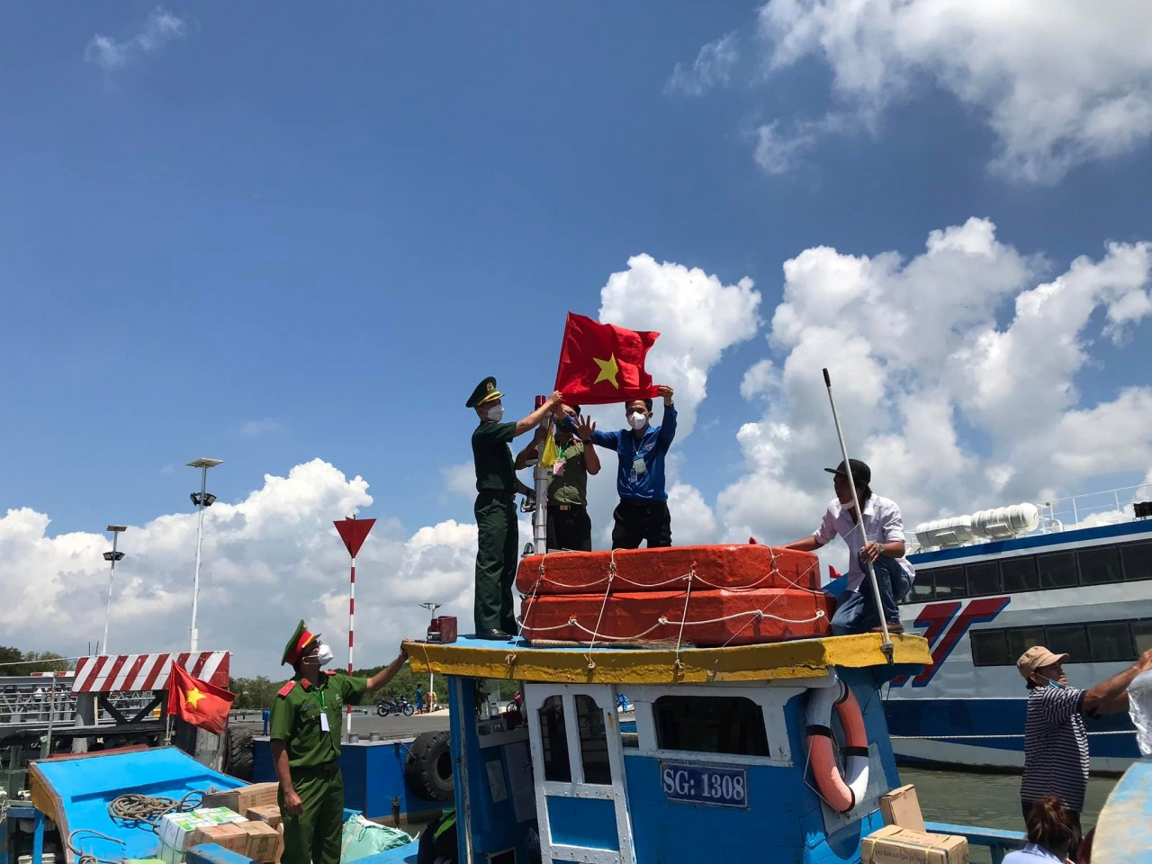 Nhiều hoạt động trong hội trại truyền thống “Tuổi trẻ giữ biển” Nhiều hoạt động trong hội trại truyền thống “Tuổi trẻ giữ biển”