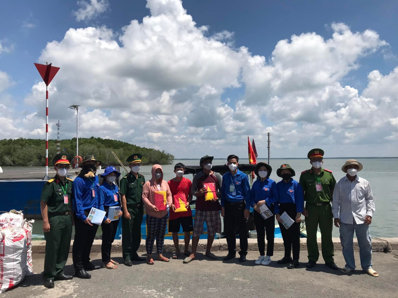 Nhiều hoạt động trong hội trại truyền thống “Tuổi trẻ giữ biển” Nhiều hoạt động trong hội trại truyền thống “Tuổi trẻ giữ biển”