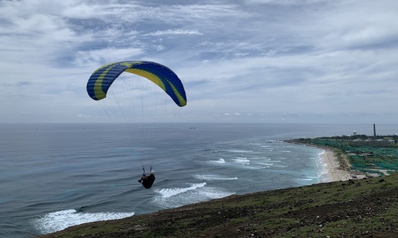 Hình ảnh các vận động viên dù lượn bay giữa vùng biển đảo xanh tươi Lý Sơn Hình ảnh các vận động viên dù lượn bay giữa vùng biển đảo xanh tươi Lý Sơn