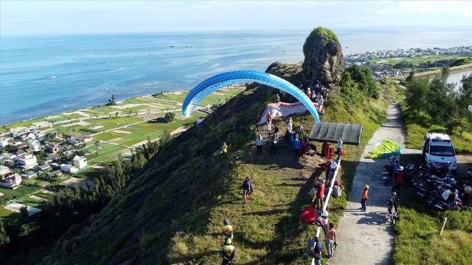 Hình ảnh các vận động viên dù lượn bay giữa vùng biển đảo xanh tươi Lý Sơn Hình ảnh các vận động viên dù lượn bay giữa vùng biển đảo xanh tươi Lý Sơn