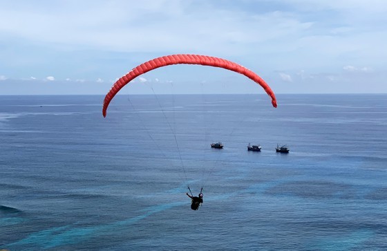 Hình ảnh các vận động viên dù lượn bay giữa vùng biển đảo xanh tươi Lý Sơn Hình ảnh các vận động viên dù lượn bay giữa vùng biển đảo xanh tươi Lý Sơn