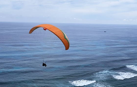 Hình ảnh các vận động viên dù lượn bay giữa vùng biển đảo xanh tươi Lý Sơn Hình ảnh các vận động viên dù lượn bay giữa vùng biển đảo xanh tươi Lý Sơn