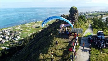Hình ảnh các vận động viên dù lượn bay giữa vùng biển đảo xanh tươi Lý Sơn