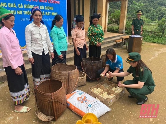 Trao sinh kế cho phụ nữ nghèo vùng biên