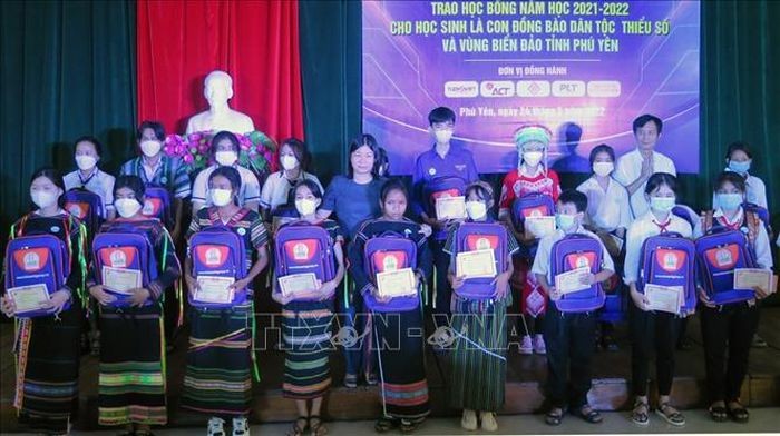 Trao học bổng cho học sinh dân tộc thiểu số và vùng biển đảo tỉnh Phú Yên, Khánh Hoà Trao học bổng cho học sinh dân tộc thiểu số và vùng biển đảo tỉnh Phú Yên, Khánh Hoà