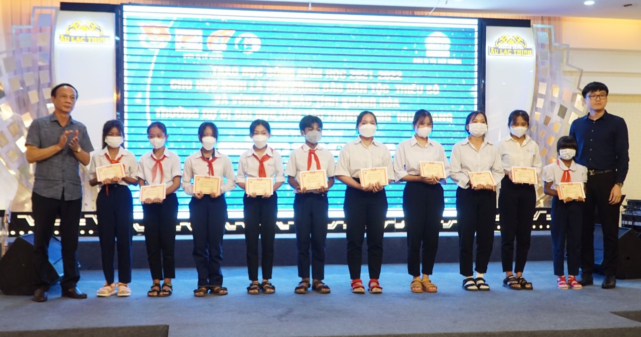Trao học bổng cho học sinh dân tộc thiểu số và vùng biển đảo tỉnh Phú Yên, Khánh Hoà Trao học bổng cho học sinh dân tộc thiểu số và vùng biển đảo tỉnh Phú Yên, Khánh Hoà