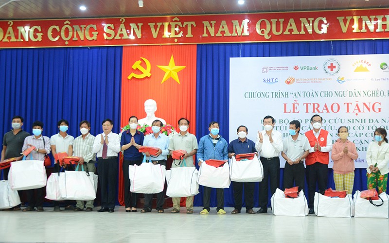 Tặng quà cho ngư dân nghèo huyện đảo Lý Sơn Tặng quà cho ngư dân nghèo huyện đảo Lý Sơn