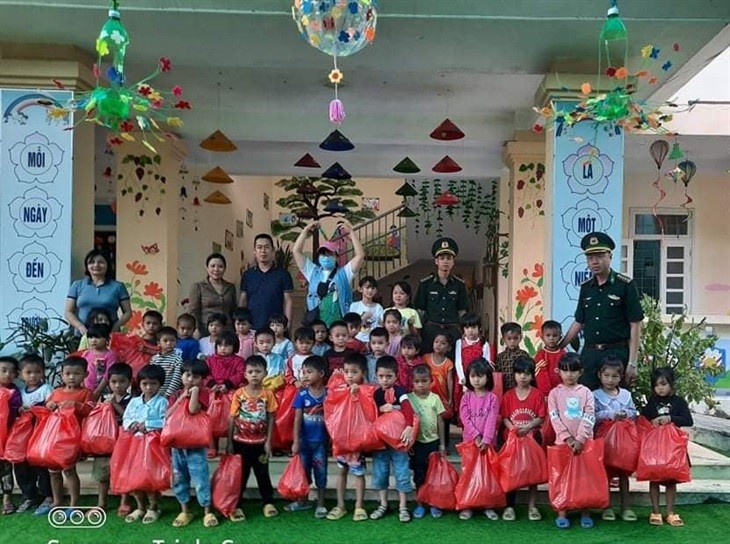 Trẻ em vùng biên vui đón Tết thiếu nhi sớm Trẻ em vùng biên vui đón Tết thiếu nhi sớm