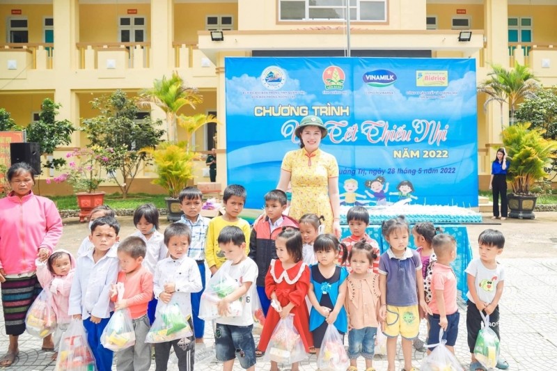 Trẻ em vùng biên vui đón Tết thiếu nhi sớm Trẻ em vùng biên vui đón Tết thiếu nhi sớm