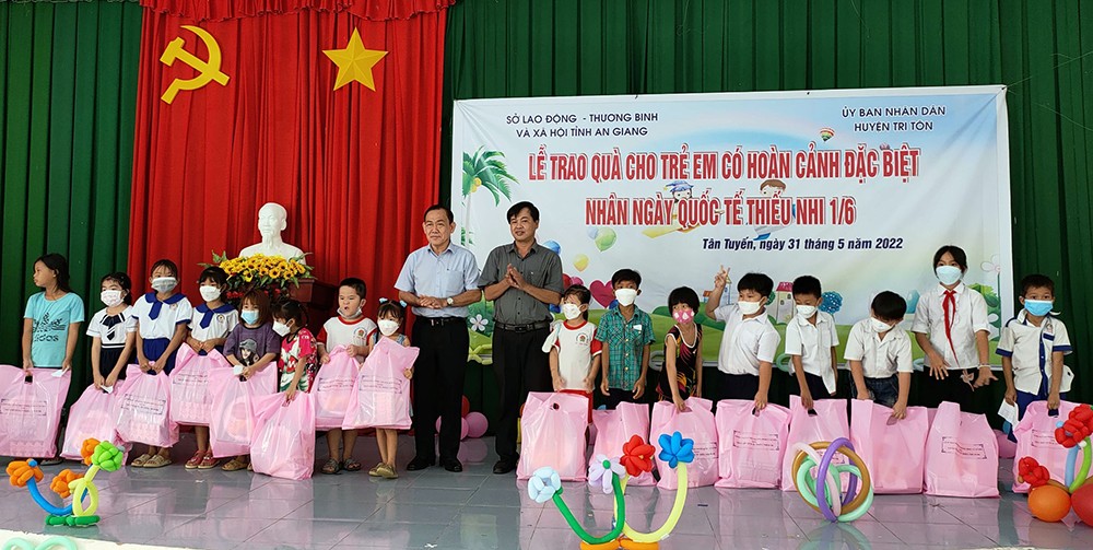 Tặng quà cho trẻ em có hoàn cảnh khó khăn vùng biên giới Đắk Lắk, An Giang Tặng quà cho trẻ em có hoàn cảnh khó khăn vùng biên giới Đắk Lắk, An Giang