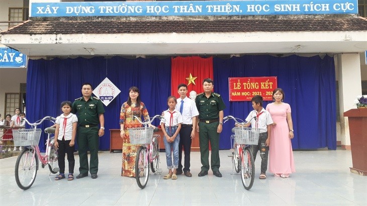 Tặng quà cho trẻ em có hoàn cảnh khó khăn vùng biên giới Đắk Lắk, An Giang Tặng quà cho trẻ em có hoàn cảnh khó khăn vùng biên giới Đắk Lắk, An Giang