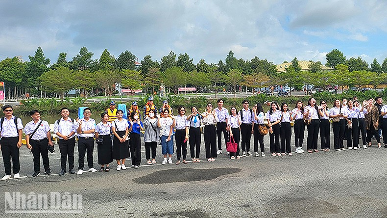 Hàng trăm sinh viên ưu tú đến thăm quần đảo Trường Sa Hàng trăm sinh viên ưu tú đến thăm quần đảo Trường Sa ảnh 2