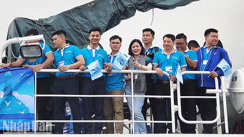 Hàng trăm sinh viên ưu tú đến thăm quần đảo Trường Sa Hàng trăm sinh viên ưu tú đến thăm quần đảo Trường Sa ảnh 1