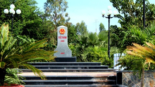 Mốc 240 nằm gần cửa khẩu Thường Phước, Đồng Tháp. Nơi đây đánh dấu sông Mekong chảy vào Việt Nam. Ảnh: Nguyễn Tiến Hùng 1938 240