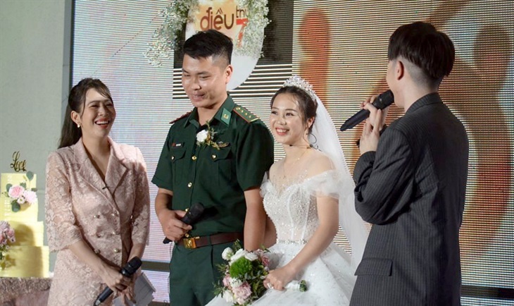 Thượng úy Triệu Văn Hùng, Đội trưởng Đội Phòng, chống ma túy và tội phạm, Đồn Biên phòng Y Tý, BĐBP Lào Cai và vợ - cô giáo mầm non Sần Hải Yến cùng ê kíp của chương trình “Điều ước thứ 7” trong lễ cưới đặc biệt của mình. Ảnh: VTV 5037 1a