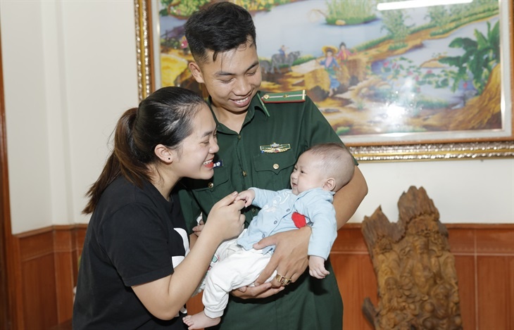 Thiếu úy Nguyễn Mạnh Hiệp, nhân viên Đội Vũ trang, Đồn Biên phòng Chiềng Tương, BĐBP Sơn La cùng vợ và con trai đầu lòng. Ảnh: Kim Linh 5106 5a
