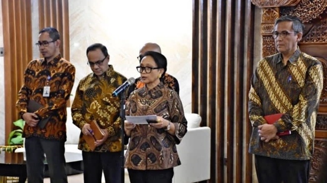 Ngoại trưởng Indonesia Retno Marsudi (giữa) yêu cầu Trung Quốc điều tra rõ về cái chết của các thuyền viên người Indonesia. ảnh: Bộ Ngoại giao Indonesia. 5131 2