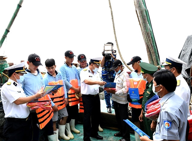 Cán bộ, chiến sĩ Vùng 2 Hải quân tuyên truyền biển, đảo cho ngư dân. Cán bộ, chiến sĩ Vùng 2 Hải quân tuyên truyền biển, đảo cho ngư dân.