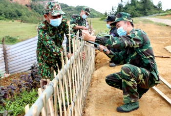 Cán bộ, chiến sỹ Biên phòng huyện biên giới Mèo Vạc kiên cường chống 