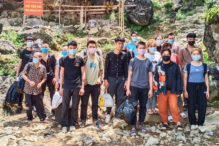 Các công dân nhập cảnh trái phép qua khu vực mốc 783 do Đồn Biên phòng Ngọc Chung ngăn chặn. Ảnh: Thế Tùng Các công dân nhập cảnh trái phép qua khu vực mốc 783 do Đồn Biên phòng Ngọc Chung ngăn chặn. Ảnh: Thế Tùng