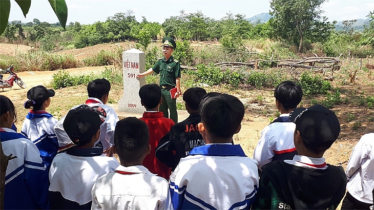 Quan tâm chăm lo trẻ em nơi biên giới bằng tất cả tấm lòng Quan tâm chăm lo trẻ em nơi biên giới bằng tất cả tấm lòng