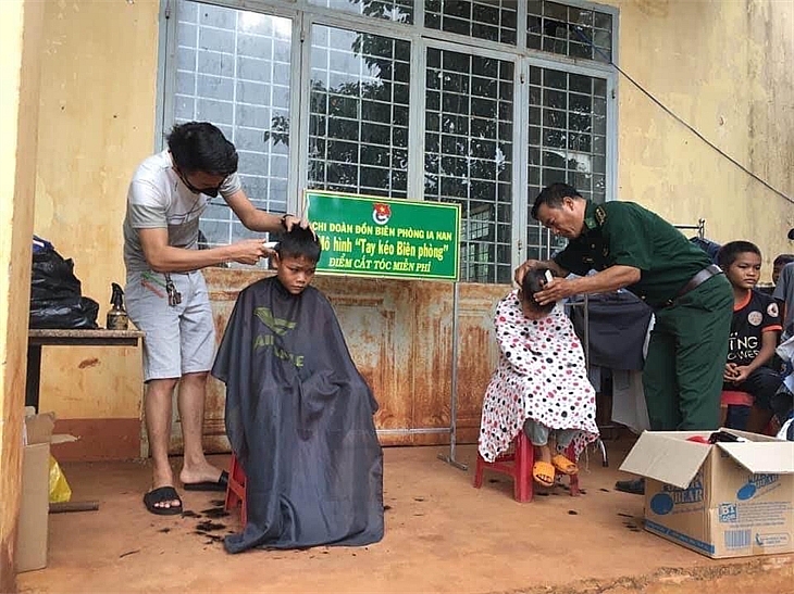 Quan tâm chăm lo trẻ em nơi biên giới bằng tất cả tấm lòng Quan tâm chăm lo trẻ em nơi biên giới bằng tất cả tấm lòng