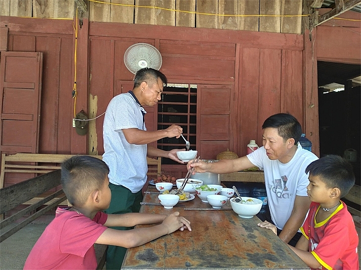 Quan tâm chăm lo trẻ em nơi biên giới bằng tất cả tấm lòng Quan tâm chăm lo trẻ em nơi biên giới bằng tất cả tấm lòng