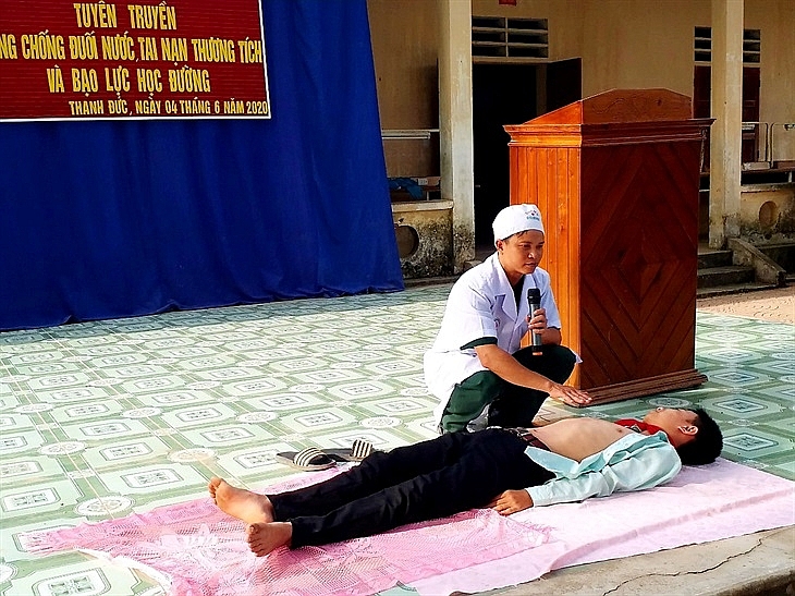 Quan tâm chăm lo trẻ em nơi biên giới bằng tất cả tấm lòng Quan tâm chăm lo trẻ em nơi biên giới bằng tất cả tấm lòng