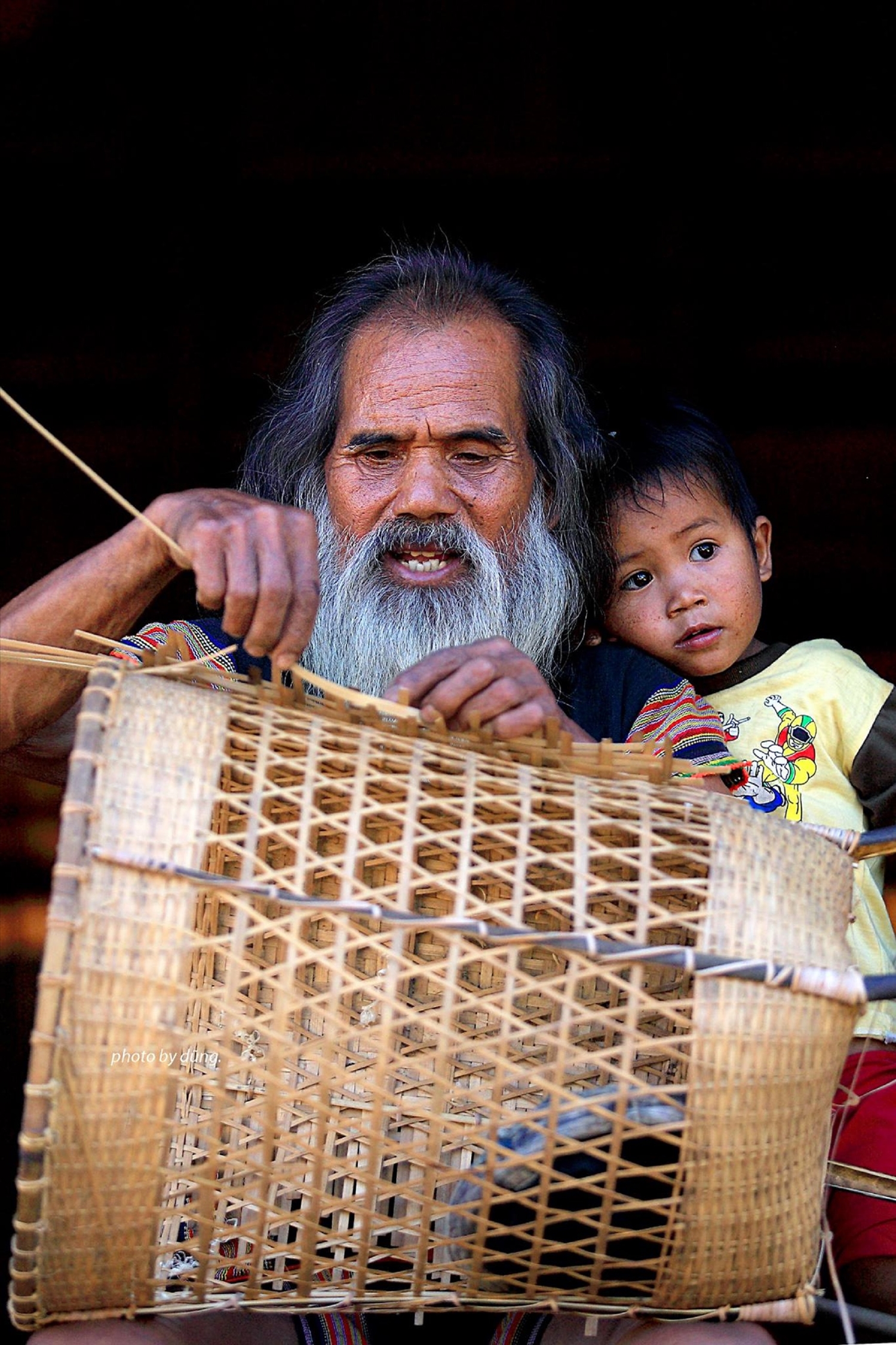 Già làng A Xép của làng Kon K’tu cùng cháu bên “nhà rông cha” Già làng A Xép của làng Kon K’tu cùng cháu bên “nhà rông cha”