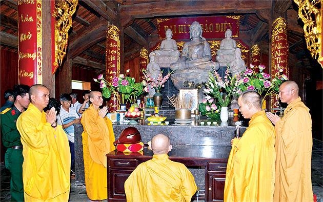 Các sư Thầy hành lễ tại chùa Song Tử Tây. Ảnh Trần Minh Ngọc. Các sư Thầy hành lễ tại chùa Song Tử Tây. Ảnh Trần Minh Ngọc.