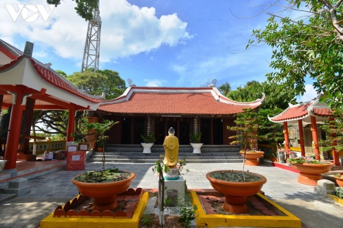Ngôi chùa trên đảo Sinh Tồn Ngôi chùa trên đảo Sinh Tồn