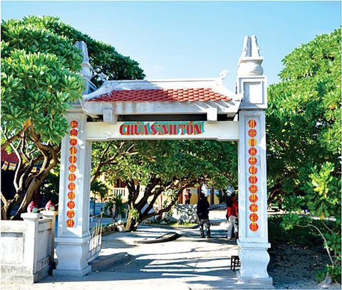 Cổng chùa Sinh Tồn. Ảnh Lê Thao - Bá Ngọc. Cổng chùa Sinh Tồn. Ảnh Lê Thao - Bá Ngọc.