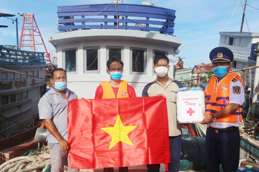 BTL Vùng Cảnh sát biển 4 tặng cờ Tổ quốc và tủ thuốc cho ngư dân huyện Hòn Đất (Kiên Giang). Ảnh: Văn Quốc BTL Vùng Cảnh sát biển 4 tặng cờ Tổ quốc và tủ thuốc cho ngư dân huyện Hòn Đất (Kiên Giang). Ảnh: Văn Quốc