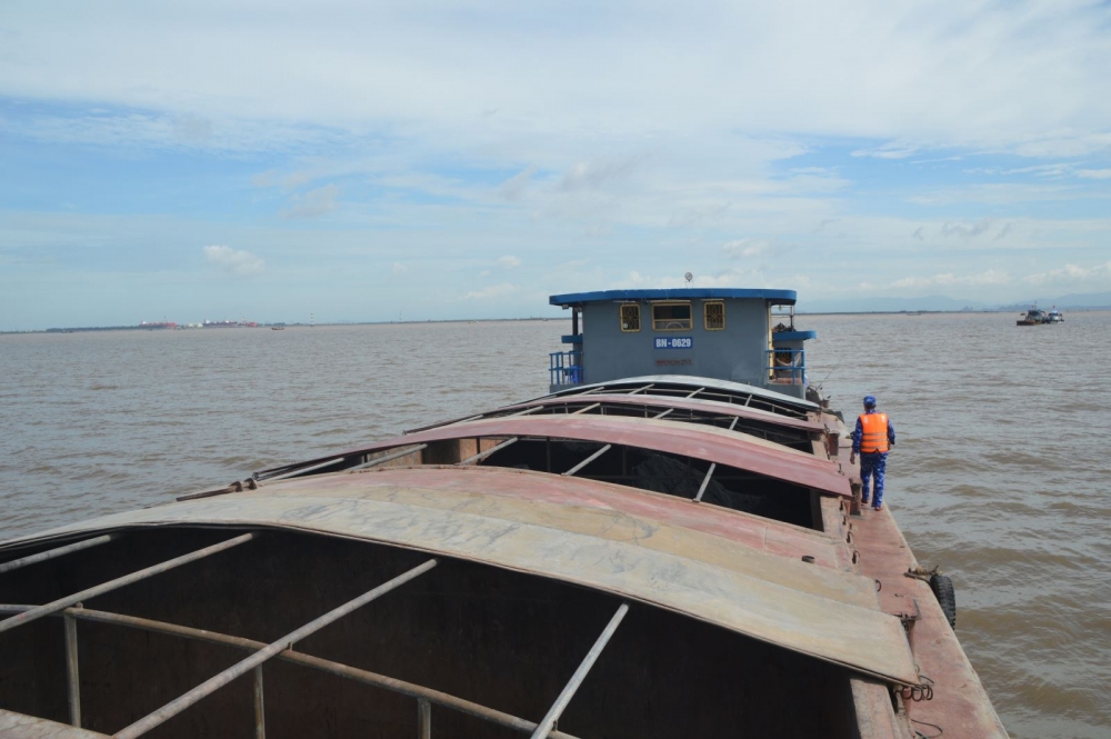 Tàu than BN 0629 bị lực lượng Cảnh sát biển tạm giữ. Ảnh: Mạnh Thường Tàu than BN 0629 bị lực lượng Cảnh sát biển tạm giữ. Ảnh: Mạnh Thường