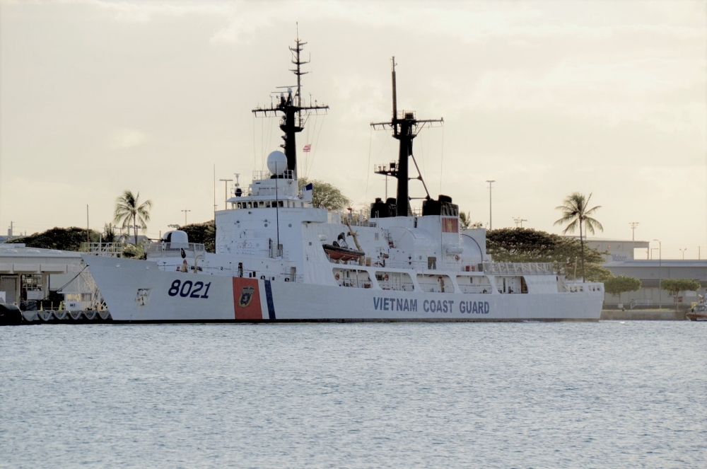 Tàu CSB 8021 tại Sand Island, Honolulu trước khi khởi hành đến Guam ẢNH CHỤP MÀN HÌNH HONOLULU CIVIL BEAT Tàu CSB 8021 tại Sand Island, Honolulu trước khi khởi hành đến Guam ẢNH CHỤP MÀN HÌNH HONOLULU CIVIL BEAT