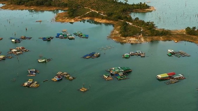 Nhộn nhịp làng chài giữa vùng cao nguyên đầy nắng và gió miền biên giới Nhộn nhịp làng chài giữa vùng cao nguyên đầy nắng và gió miền biên giới