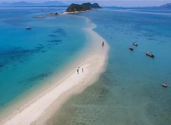 Độc đáo con đường xuyên biển thoắt ẩn thoắt hiện ở Hòn Khô Độc đáo con đường xuyên biển thoắt ẩn thoắt hiện ở Hòn Khô