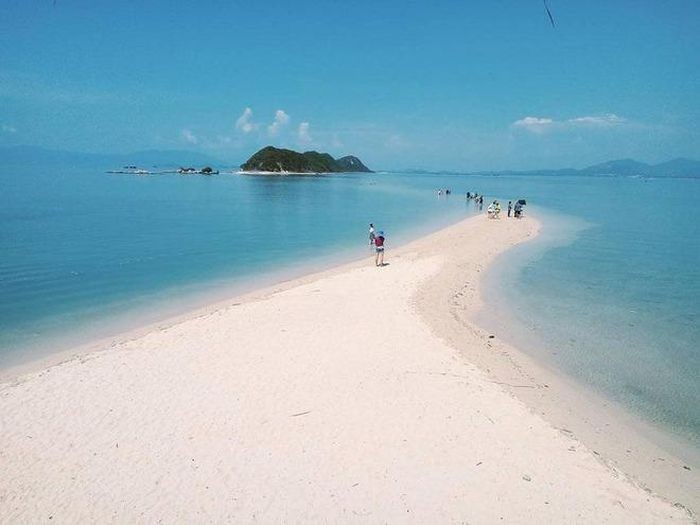 Độc đáo con đường xuyên biển thoắt ẩn thoắt hiện ở Hòn Khô Độc đáo con đường xuyên biển thoắt ẩn thoắt hiện ở Hòn Khô