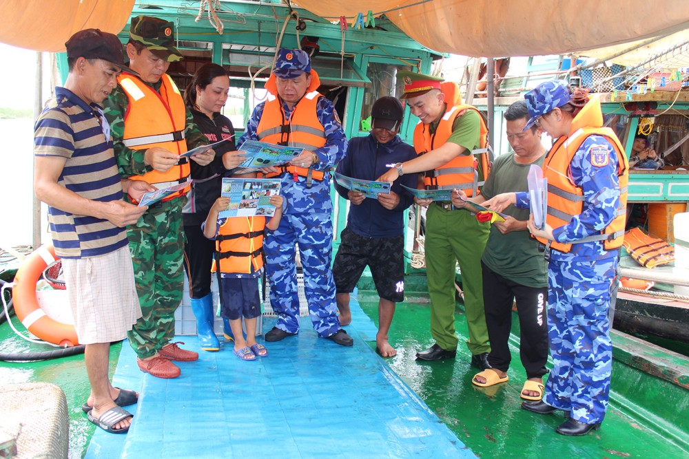 Tuyên truyền phòng chống ma tuý và tặng quà hỗ trợ ngư dân Hải Phòng Tuyên truyền phòng chống ma tuý và tặng quà hỗ trợ ngư dân Hải Phòng