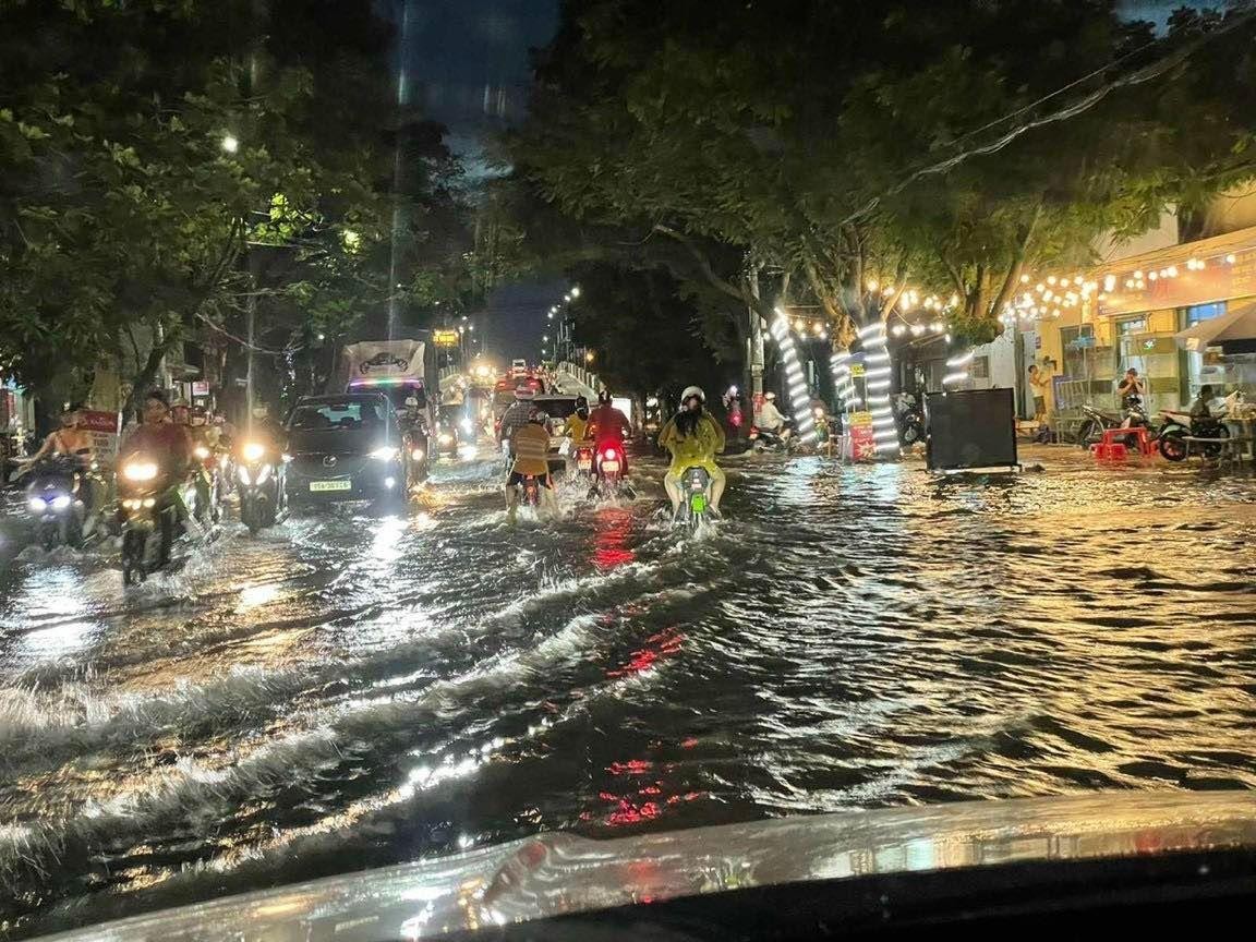 Thuỷ triều dâng, du khách vừa nhậu vừa ngâm chân trong nước biển Thuỷ triều dâng, du khách vừa nhậu vừa ngâm chân trong nước biển