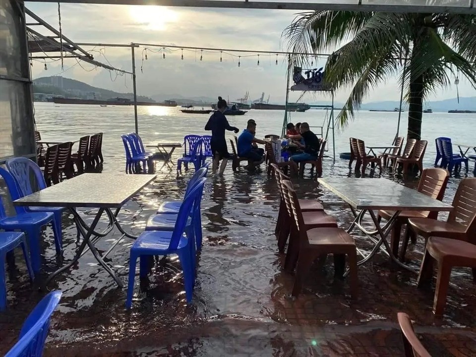 Thuỷ triều dâng, du khách vừa nhậu vừa ngâm chân trong nước biển Thuỷ triều dâng, du khách vừa nhậu vừa ngâm chân trong nước biển