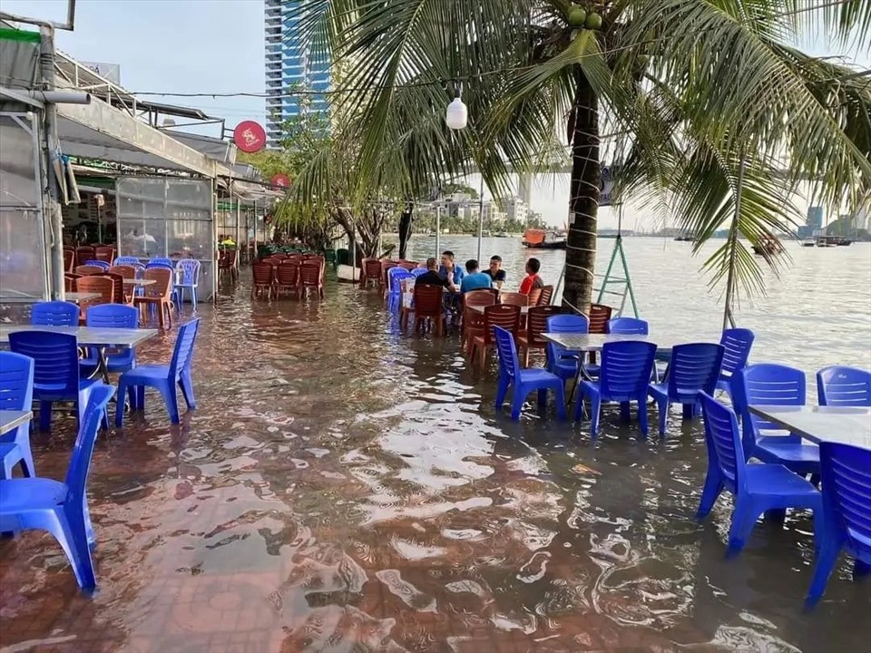 Thuỷ triều dâng, du khách vừa nhậu vừa ngâm chân trong nước biển Thuỷ triều dâng, du khách vừa nhậu vừa ngâm chân trong nước biển