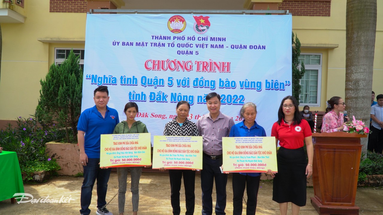 Chăm lo người dân có hoàn cảnh khó khăn vùng biên giới Việt Nam – Campuchia Chăm lo người dân có hoàn cảnh khó khăn vùng biên giới Việt Nam – Campuchia