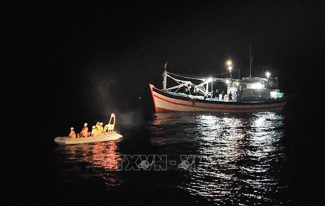 Cứu nạn kịp thời thuyền viên tàu cá gặp nạn trên biển Chú thích ảnh