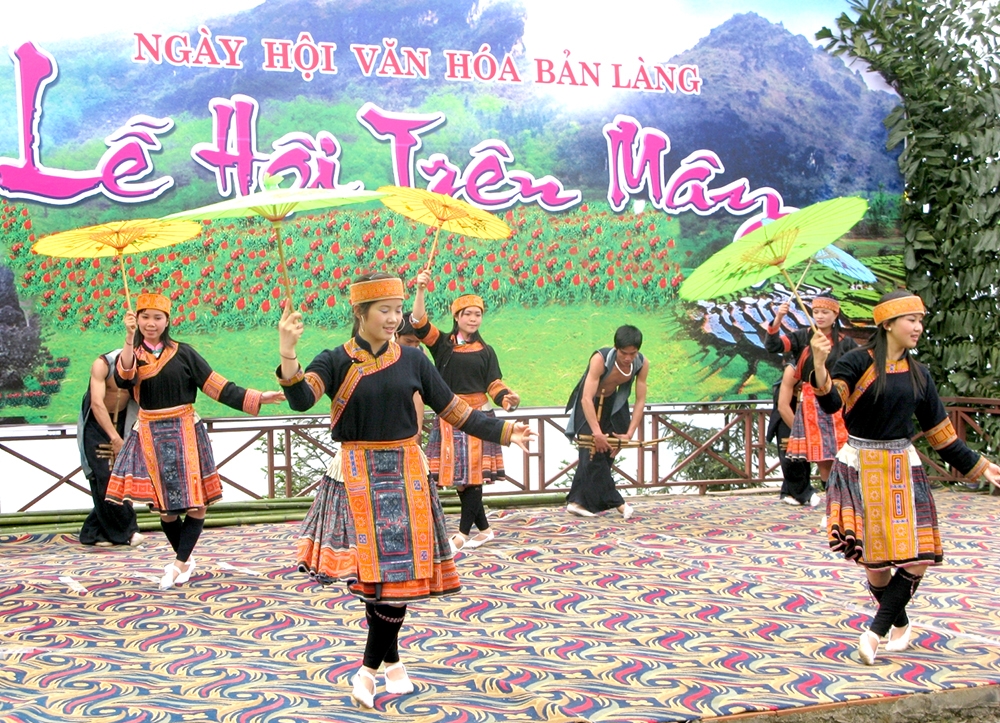 Nhiều lễ hội mang đậm bản sắc văn hóa dân tộc tại Lào Cai đang góp phần quan trọng tạo đà phát triển du lịch vùng đồng bào DTTS (Ảnh: TL) Nhiều lễ hội mang đậm bản sắc văn hóa dân tộc tại Lào Cai đang góp phần quan trọng tạo đà phát triển du lịch vùng đồng bào DTTS (Ảnh: TL)