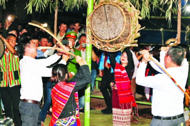 Du khách được tham gia vào Lễ hội đập trống của người Ma Coong, huyện Bố Trạch khi đến với Quảng Bình (Ảnh: TL) Du khách được tham gia vào Lễ hội đập trống của người Ma Coong, huyện Bố Trạch khi đến với Quảng Bình (Ảnh: TL)