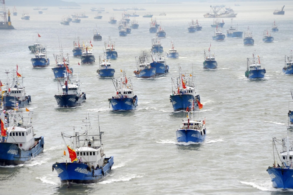 Đội tàu cá của thành phố Chu San, tỉnh Chiết Giang (Trung Quốc) trong một lần đồng loạt ra khơi - Ảnh chụp màn hình SCMP 0447 1