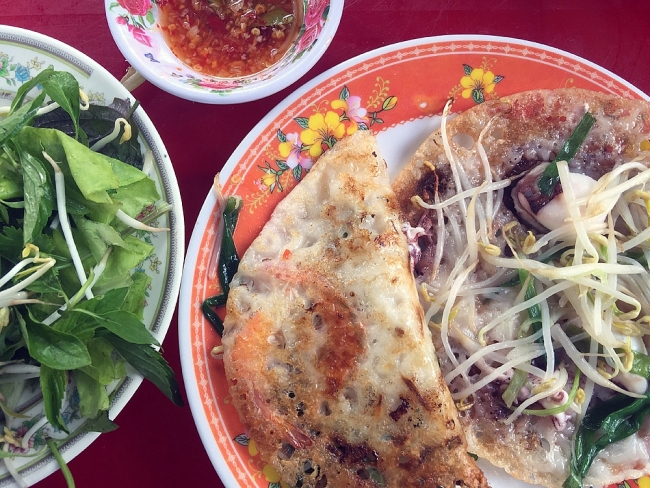 Buổi sáng yên bình trong mùa biển êm Buổi sáng yên bình trong mùa biển êm