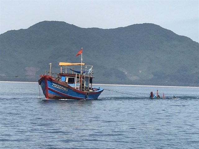 Ghe của ngư dân được lực lượng chức năng trục vớt. Ảnh: Ngọc Bình 2947 tau ca