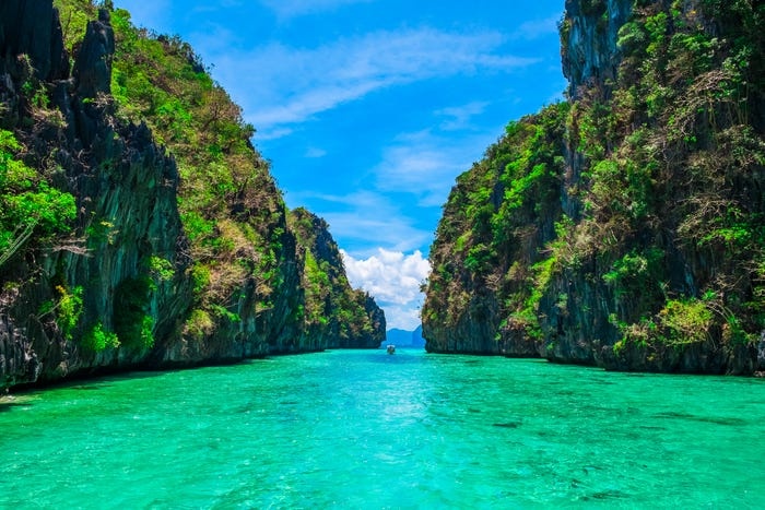 Với những vách núi đá vôi mọc lên từ đại dương, hòn đảo trông ngoạn mục và ấn tượng. 2100 5f0708732618b937240c6314